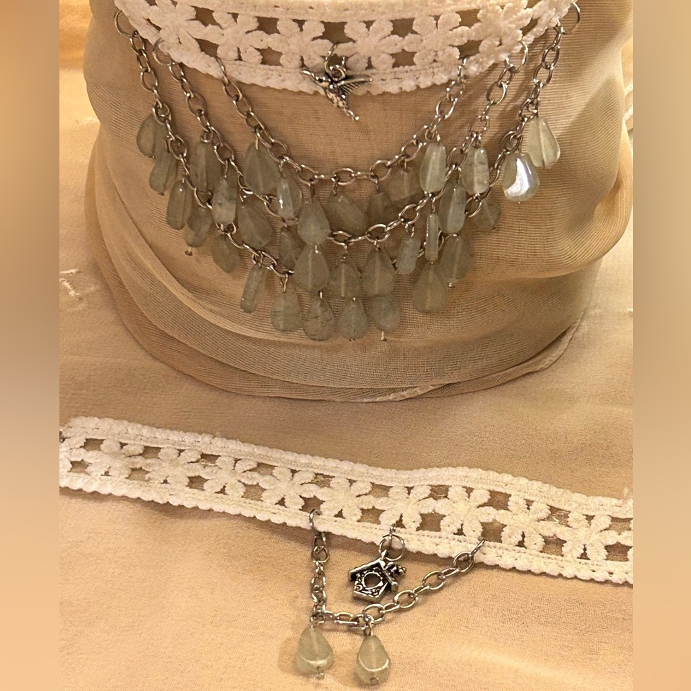 White lace choker bib styles/green stones & bracelet